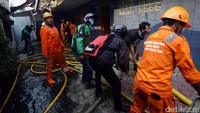 Pasukan oranye juga terjun untuk memadamkan api.