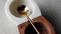 Mangkuk garam Marbletree dibuat dari setengah marmer dan setengah kayu. Meski kecil, mangkuk garam ini mudah untuk isi ulang dan memungkinkan kita menyimpan dua jenis garam. Foto: Istimewa