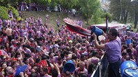 Bergalon-galon angggur merah pun telah disiapkan oleh pemerintah setempat hanya untuk ditumpahkan ke tubuh setiap peserta Festival La Batalla del Vino. Perayaan itu pun diikuti oleh semua kalangan tanpa terkecuali (AFP)