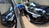 Pantauan detikcom di lokasi, deretan mobil yang berparkir di Gedung KPK C1 ini antara lain, Honda CR-V, Jeep, Audi A5, Volkswagen Beetle, VW Golf, dan mobil lainnya. Ada beberapa mobil lain yang ditutup dengan body cover penutup mobil.