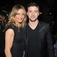 Setelah lama berpisah dan telah menikah dengan pasangan masing-masing, Cameron Diaz dan Justin Timberlake pernah bersatu kembali untuk film Bad Teacher pada 2011. Cameron mengatakan beradu peran dengan mantan kekasihnya bukanlah masalah. Ia bahkan memanggil Justin dengan sebutan komedian jenius. Foto: Getty Images