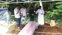 Autopsi dilakukan langsung di kompleks makam.
