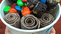 Oreo yang manis dengan arang bubuk yang pekat bisa dinikmati dalam satu suapan es krim gulung ini. Tambahan permen cokelat membuat enaknya makin lengkap. Foto: Istimewa