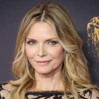 Michelle Pfeiffer mungkin sudah tidak muda. Namun kecantikannya tidak memudar. Ia pun masih dikenal sebagai salah satu pemilik rahang pipi terindah. Foto: Getty Images