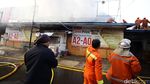 Pabrik Roti dan Toko Percetakan di Cawang Terbakar