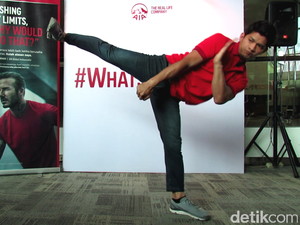 Sering Duduk Lama? Ini Tips Peregangan ala Iko Uwais