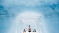 Di dalam gua juga ada kapel, jadi pengunjung yang ingin melakukan upacara pernikahan yang spesial di sini (Into the Glacier/Facebook)