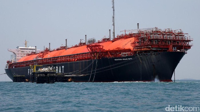 Pekerja memeriksa proses produksi pada Kapal Floating Storage & Regasification Unit (FSRU) Jawa Barat. FSRU Jawa Barat memasok gas bumi untuk 3 pembangkit listrik.