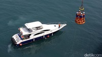 Sejumlah anggota delegasi Indonesias Oil & Gas Partnership Program 2017 menaiki basket carrier untuk menaiki Kapal Floating Storage Regasification Unit (FSRU) Jawa Barat, Selasa (19/9/2017).