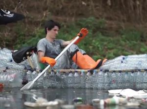 2 Bule Bersihkan Sampah Citarum Pakai Kayak dari Botol Plastik