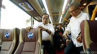 Menhub Budi Karya menjajal TransJabodetabek premium rute Plaza Senayan-Mall Mega Bekasi.