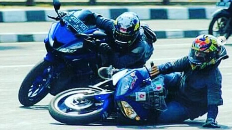 Nikung ala Rossi di Jalan Raya Hobi yang Sangat Konyol Foto: dok. Instagram (@irsan56) Nikung ala Rossi di Jalan Raya Hobi yang Sangat Konyol Foto: dok. Instagram (@irsan56)