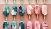 Inspirasi Raymond datang dari mana saja. Bisa dari tren fashion, seni, film maupun arsitektur. Kalau ini cake popsicles hijau dan pink bertema blok warna.