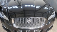 Penasaran dengan mobil tersebut, detikOto langsung meninjau tempat sang Jaguar hitam tersebut beristirahat, yakni di Rumah Penyimpanan Benda Sitaan Negara (Rupbasan) Klas 1 Jakarta Barat dan Tangerang, Kota Tangerang. Melihat keadaannya yang sedang berselimut, ternyata Jaguar tipe XJL 3.0VG AT tersebut masih sangat mulus dan terawat.