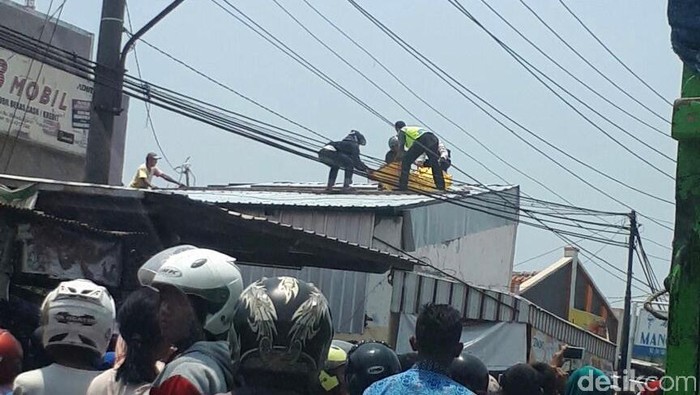 Sedang Pasang Galvalum, Pekerja di Pekalongan Tewas Kesetrum