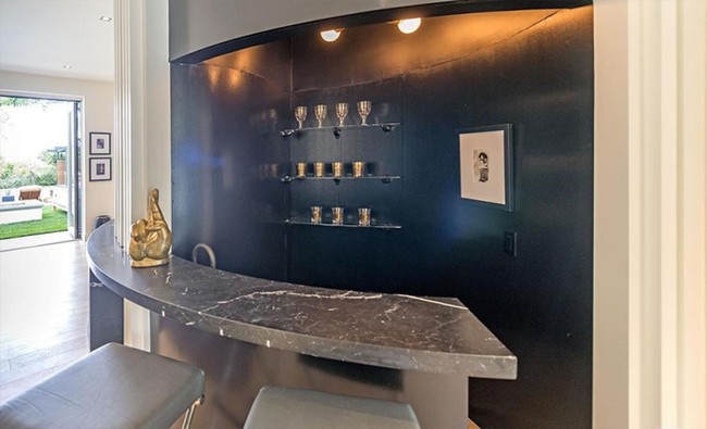 Terdapat juga bar dengan meja marmer hitam yang sangat elegan. Foto: Dok. Partners Trust