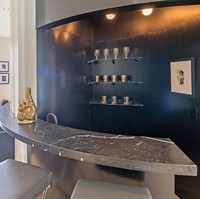 Terdapat juga bar dengan meja marmer hitam yang sangat elegan. Foto: Dok. Partners Trust