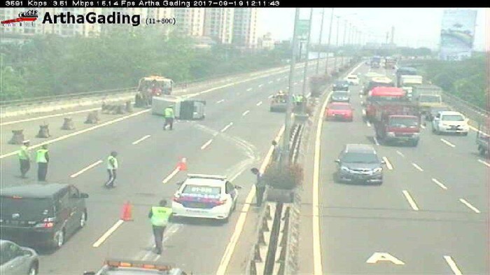 Minibus Terbalik di Tol Wiyoto Wiyono Arah Cawang, Lalin Macet