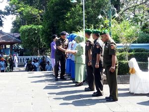 Panglima TNI Gatot Nurmantyo Ziarah ke Makam Soeharto