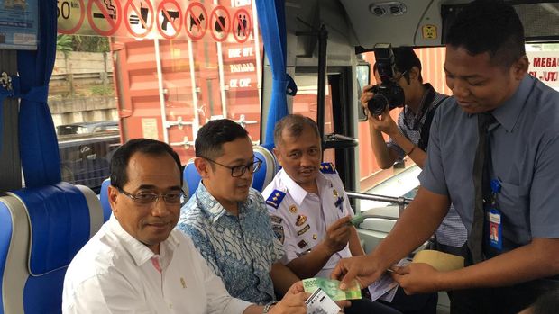 Bus bertarif Rp 20 ribu ini dilengkapi AC, soket ponsel hingga WiFi gratis.