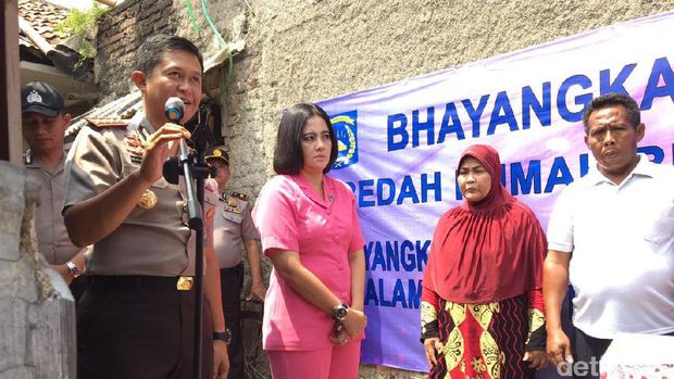 Polres Jaksel renovasi rumah warga.