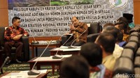 Nono Sampono memberikan penjelasan kepada Tim Presidium Daerah Otonomi Baru.