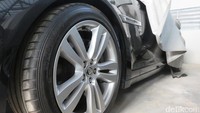 Semua mobil, khususnya si Jaguar ini sudah siap pakai. Bensin sudah full, beberapa kali juga kita bawa jalan di sekitaran kantor biar tidak terlalu beku akinya, dan yang paling penting, pajak masih sampai 2019