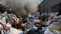 Warga ikut membantu memadamkan api.