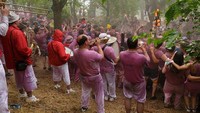 Kalau festival La Tomatina merupakan perang lempar tomat, maka La Batalla del Vino menggunakan anggur merah sebagai bentuk perayaan. Festival meriah tersebut diselenggarakan rutin di Kota Haro, Spanyol, yang terkenal sebagai produsen anggur (batalladelvino.com)