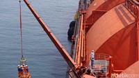 Sejumlah anggota delegasi Indonesias Oil & Gas Partnership Program 2017 menaiki kapal Floating Storage Regasification Unit (FSRU) Jawa Barat.