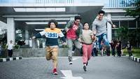 Empat cowok itu adalah sahabat di satu kampus. (Official Falcon Pictures)