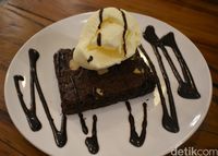 Brownies dengan tambahan es krim vanilla yang cocok jadi hidangan penutup.