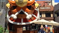 Cafe de One Piece sudah buka di Hongdae, Seoul, Korea. Bentuknya mirip seperti kapal dengan dipenuhi karakter-karakter anime ini. Foto: Koreaboo