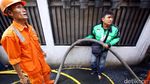 Sigap! Driver Ojek Online Ini Bantu Padamkan Kebakaran di Cawang