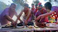 Disediakan juga makanan gratis berupa sosis untuk para wisatawan (AFP)