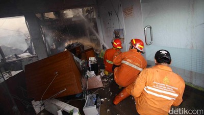 Pabrik Roti dan Toko Percetakan di Cawang Terbakar