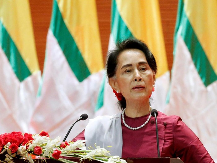 Myanmar State Counselor Aung San Suu Kyi delivers a speech to the nation over Rakhine and Rohingya situation, in Naypyitaw, Myanmar September 19, 2017. REUTERS/Soe Zeya Tun     TPX IMAGES OF THE DAY