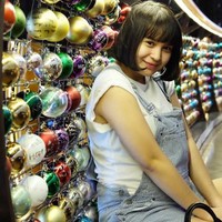 Putri Titian sangat identik dengan gaya rambut bob pendek yang membuat wajah awet mudanya makin terlihat imut. Foto: Instagram/putrititian