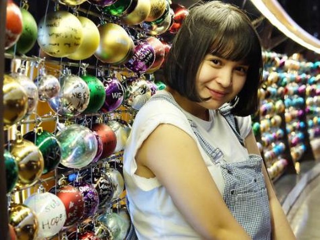 Putri Titian sangat identik dengan gaya rambut bob pendek yang membuat wajah awet mudanya makin terlihat imut. Foto: Instagram/putrititian