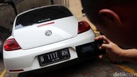 Para peserta lelang KPK mendatangi Gedung KPK C1, Jalan Rasuna Said, Jakarta Selatan. Mereka melihat mobil yang disita lembaga antirasuah.