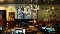Selain kamar, hotel ini juga memiliki beberapa fasilitas tambahan seperti Piano Bar, The piano, Galeri, museum dan toko boko. Karena hotel ini tidak menyediakan layanan Tv (walledoffhotel.com)