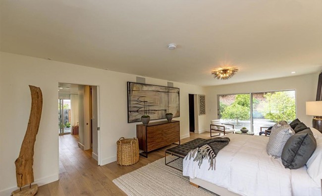 amar tidur utama yang langsung berhadapan dengan ruangan outdoor. Foto: Dok. Partners Trust