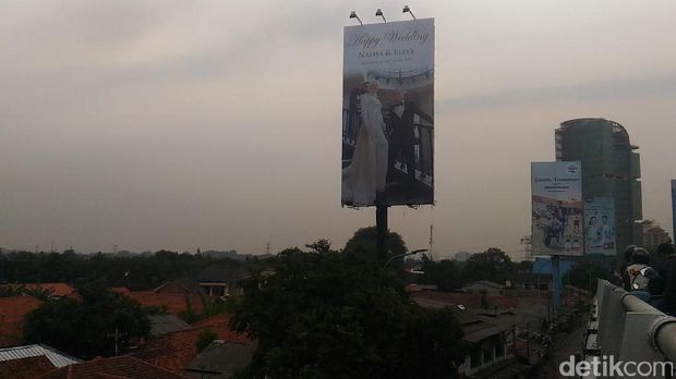 Bikin Heran, Ada Billboard Happy Wedding di Tanjung Barat