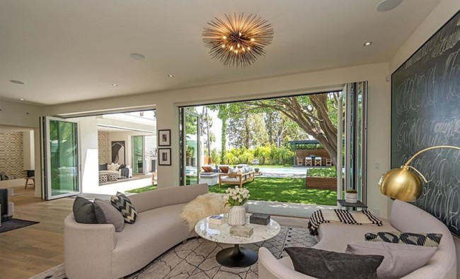 Halaman depan rumah sangat luas dengan garasi yang bisa menampung hingga tiga mobil. Foto: Dok. Partners Trust