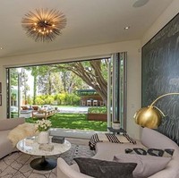 Halaman depan rumah sangat luas dengan garasi yang bisa menampung hingga tiga mobil. Foto: Dok. Partners Trust