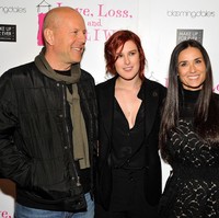 Bruce Willis dan Demi Moore menikah selama 15 tahun sebeum mereka bercerai pada 2000. Dikaruniai tiga anak, keduanya masih berteman baik. Foto: Getty Images