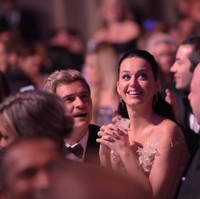 Walau sudah putus, Katy Perry dan Orlando Bloom masih berhubungan dengan baik bahkan kedapatan nonton konser Ed Sheeran bareng Agustus 2017 lalu. Menurut sumber, mereka sempat bergandengan tangan dan berpelukan. Foto: Getty Images