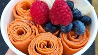 Rasa asam segar manis jeruk bisa dinikmati dalam gulungan es krim ini. Ditambah blueberry dan strawberry rasanya makin segar! Foto: Istimewa