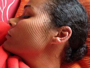 Tidur Lelap, Orang-orang Ini Bangun dengan Pola Lucu di Kulitnya