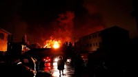 Hingga Selasa (19/9) pagi waktu London, api yang membakar kompleks St Georges Industrial Estate ini belum padam. Foto: REUTERS/Eddie Keogh